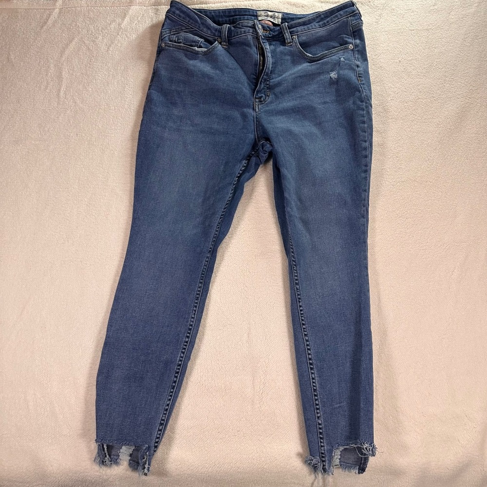 Free People Jeans Womens Size Medium Blue Denim Distressed Fray Hem